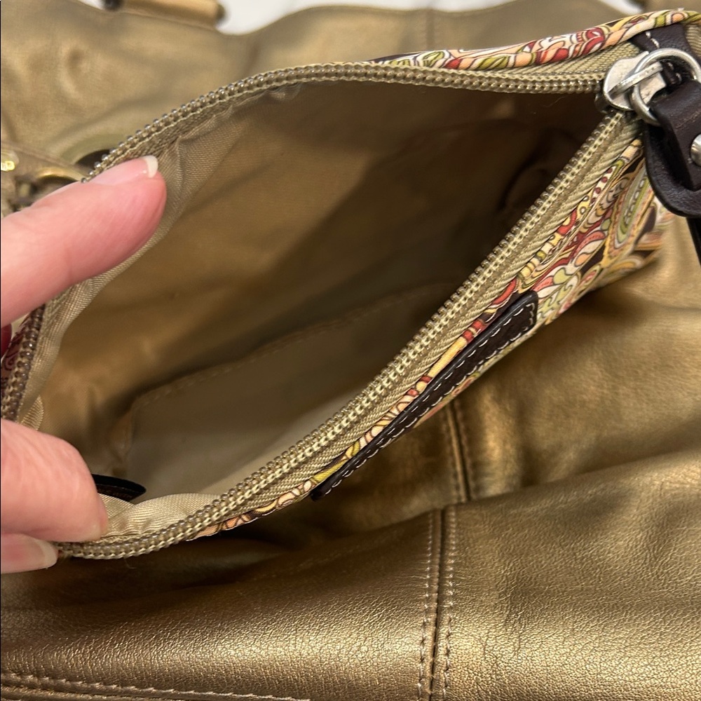 Chic Gold Shoulder Bag - Picture 8 of 8
